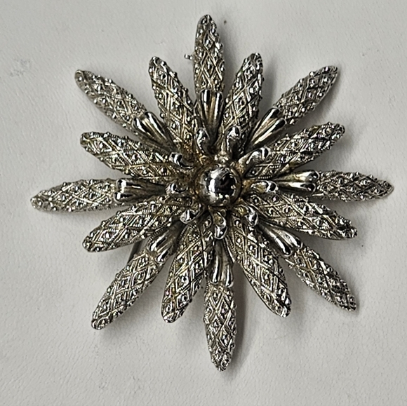 Vintage Monet Signed Silver Tone Brooch Pin Statement Large Flower or Sunburst ? - Picture 4 of 13